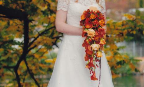 Abfließender Brautstrauß in herbstlichen tönen mit Calla und Rosen von Blumen Steinbuch