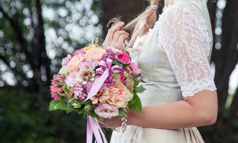 Kompakter Brautstrauß in zarten Farben und herbstlichen Blumen