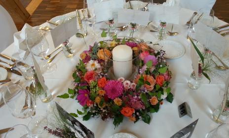 Tischdekoration für runden Tisch als Kranz mit Kerze m´von Blumen Steinbuch