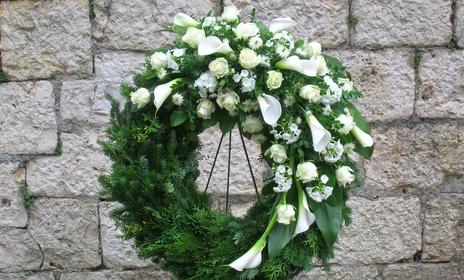 Trauerkranz asymmetrisch in Weiß mit Calla und Rosen