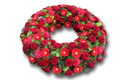 Trauerkranz rundgesteckt mit roten Rosen