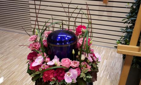 Urnenschmuck in Rosa und Violett mit blauer Urne